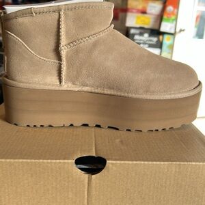 Women’s UGG Classic Mini Platform Boots-Size 7